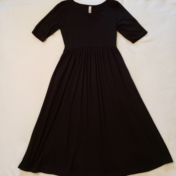 Zenana Outfitters Dresses & Skirts - NWOT Black knit midi dress w/ pockets!